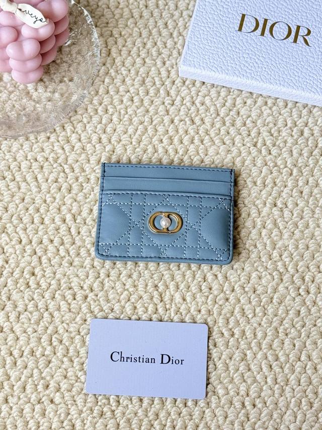 Dior Card Cd卡包 新款 正面Cd带一颗迷你小珍珠 编号：S3103 采用柔软牛皮精心制作，饰以藤格纹缉面线，正面点缀以“Cd”珍珠点缀 标志。高雅精