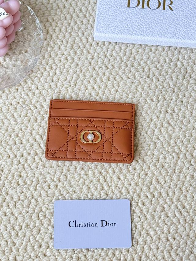 Dior Card Cd卡包 新款 正面Cd带一颗迷你小珍珠 编号：S3103 采用柔软牛皮精心制作，饰以藤格纹缉面线，正面点缀以“Cd”珍珠点缀 标志。高雅精