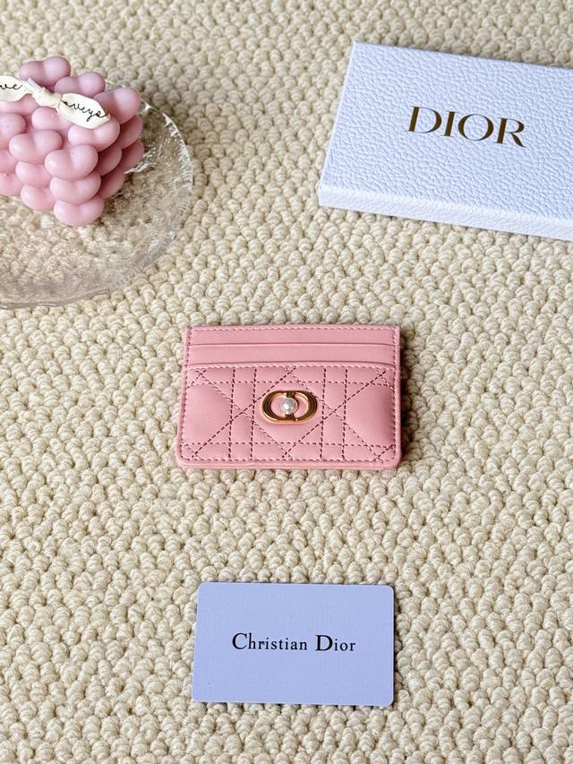 Dior Card Cd卡包 新款 正面Cd带一颗迷你小珍珠 编号：S3103 采用柔软牛皮精心制作，饰以藤格纹缉面线，正面点缀以“Cd”珍珠点缀 标志。高雅精 - 点击图像关闭