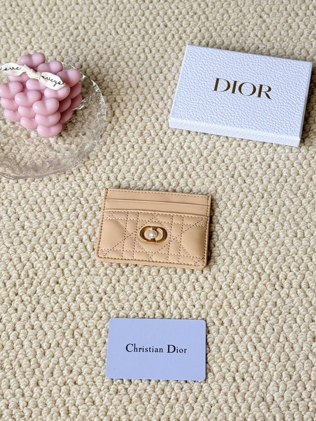 Dior Card Cd卡包 新款 正面Cd带一颗迷你小珍珠 编号：S3103 采用柔软牛皮精心制作，饰以藤格纹缉面线，正面点缀以“Cd”珍珠点缀 标志。高雅精 - 点击图像关闭