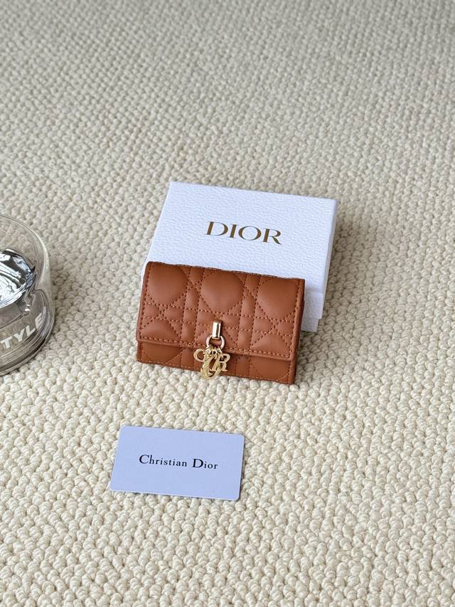 编号:S0966Onmj_M413 尺寸:11X7.5X2.5Cm 这款My Dior Glycine钱包精巧实用，别具一格。采用胭脂粉色羊皮革精心制作，饰以藤