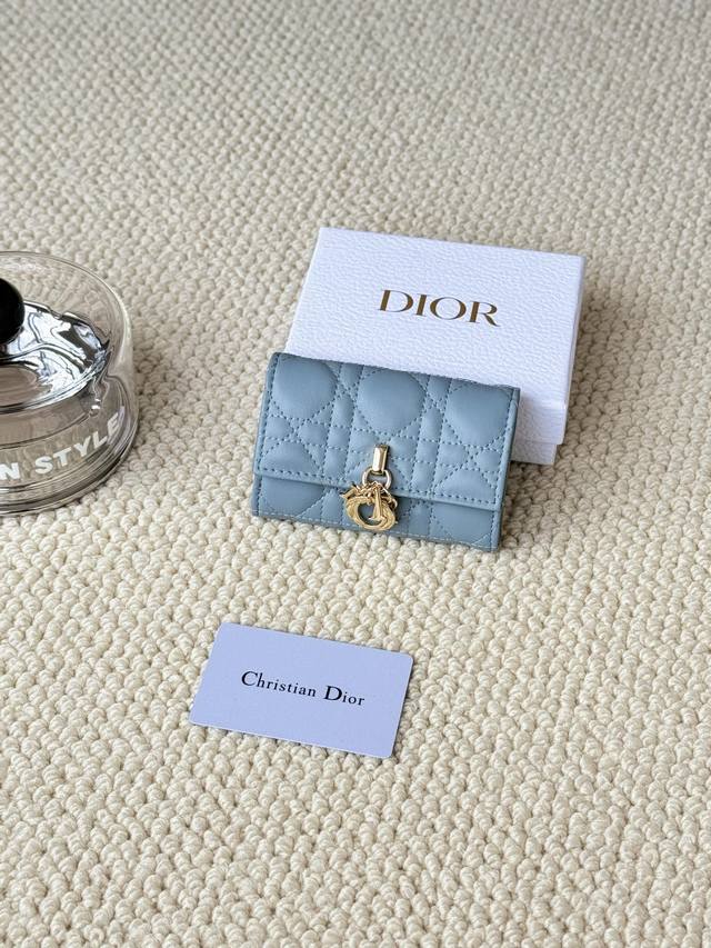 编号:S0966Onmj_M413 尺寸:11X7.5X2.5Cm 这款My Dior Glycine钱包精巧实用，别具一格。采用胭脂粉色羊皮革精心制作，饰以藤 - 点击图像关闭