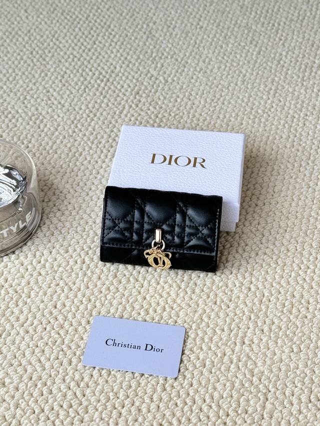 编号:S0966Onmj_M413 尺寸:11X7.5X2.5Cm 这款My Dior Glycine钱包精巧实用，别具一格。采用胭脂粉色羊皮革精心制作，饰以藤