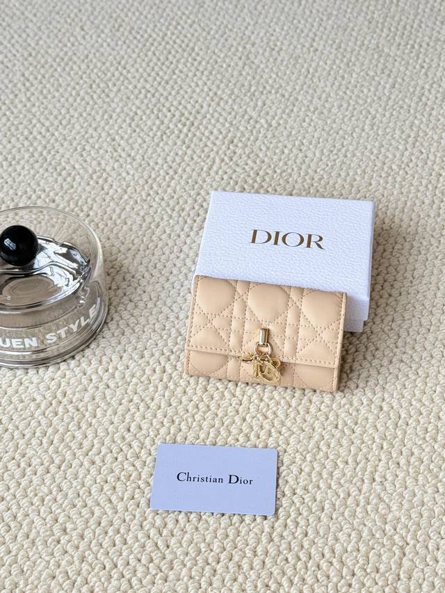 编号:S0966Onmj_M413 尺寸:11X7.5X2.5Cm 这款My Dior Glycine钱包精巧实用，别具一格。采用胭脂粉色羊皮革精心制作，饰以藤 - 点击图像关闭