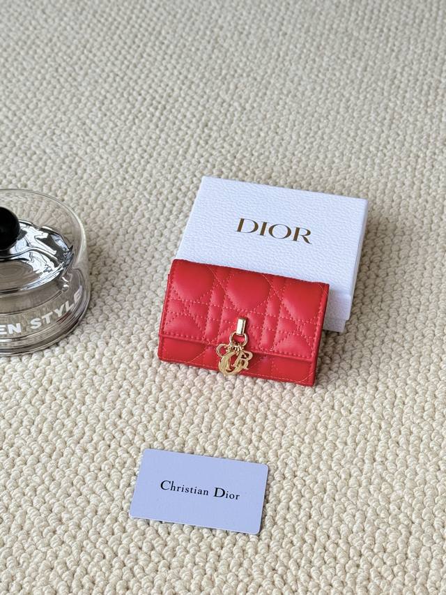 编号:S0966Onmj_M413 尺寸:11X7.5X2.5Cm 这款My Dior Glycine钱包精巧实用，别具一格。采用胭脂粉色羊皮革精心制作，饰以藤