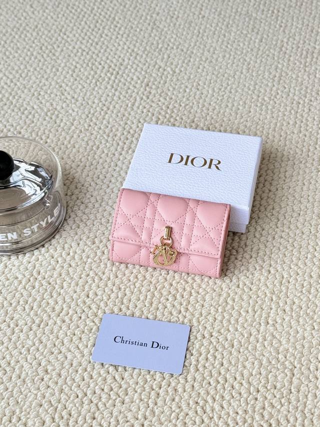 编号:S0966Onmj_M413 尺寸:11X7.5X2.5Cm 这款My Dior Glycine钱包精巧实用，别具一格。采用胭脂粉色羊皮革精心制作，饰以藤