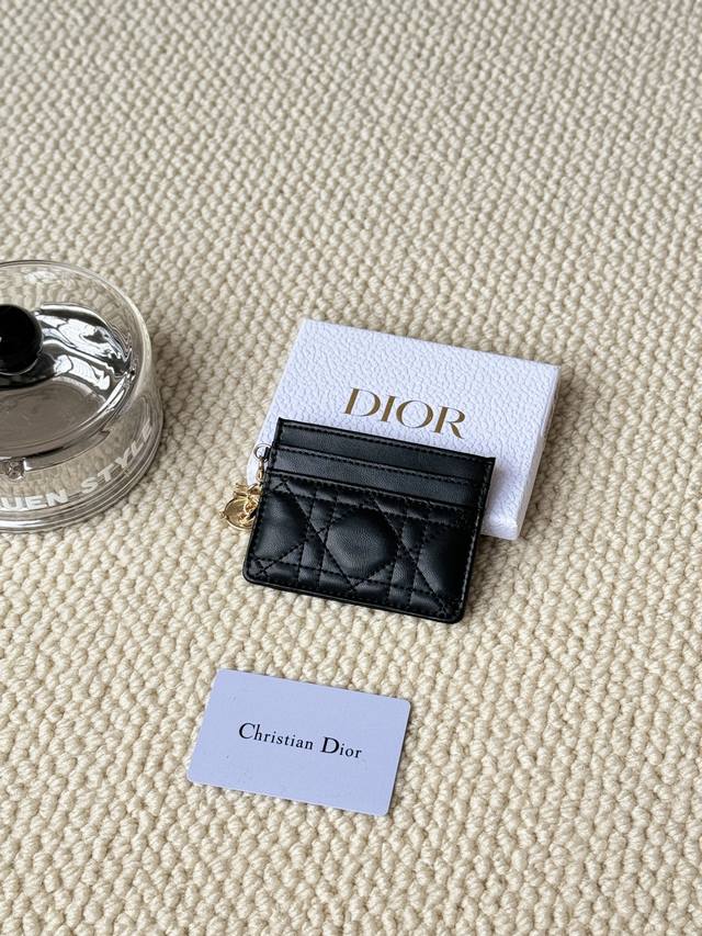 Ladydior 羊皮 编号:S0974Ovrb M81B T Lady Dior 五格卡夹 产品说明：颜色如图 这款Lady Dior 五格卡夹是本季新品，优