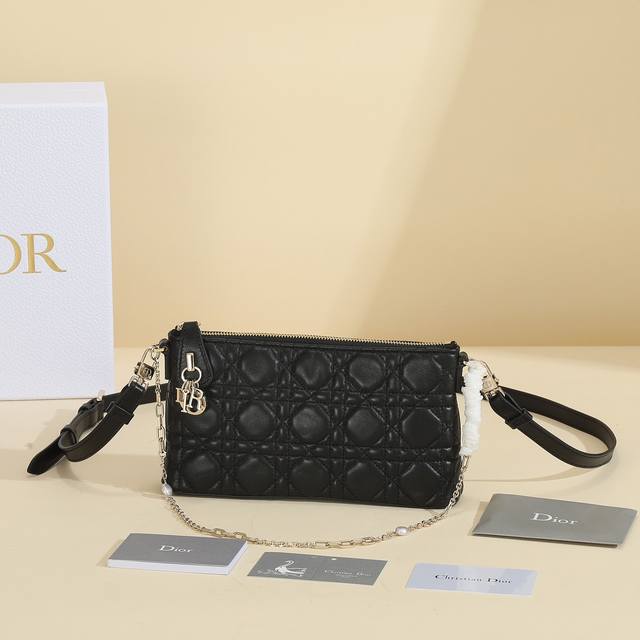 这款 Miss Dior Dior Midi 迷你手袋是二零二四早春系列新品，优雅实用的设计进一步丰富了此系列。采用饼干色羊皮革精心制作，饰以藤格纹缉面线。拉链