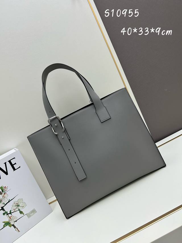 皮 ，布 Loewe Buckle Tote手袋是一款纤巧轻便的手提包，配有独特的不对称顶部提手和搭扣，包袋因此而得名。这个版本采用经典牛皮革和Anagram