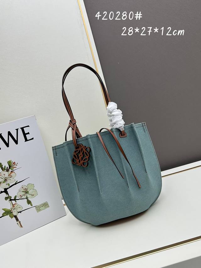 小号 Loewe Shell Tote系列手袋 型号S420280 选用牛仔布和牛皮制成 其坚固的底座和柔软的半月形包身 搭配Anagram挂饰和独特的打结带