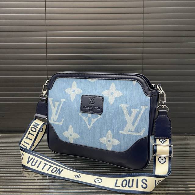 Louisvuitton 路易威登 丹宁单肩包 男包 斜挎包 采用经典百搭 实物拍摄 原厂原版面料 高端品质 配送防尘袋 25 X 27Cm。