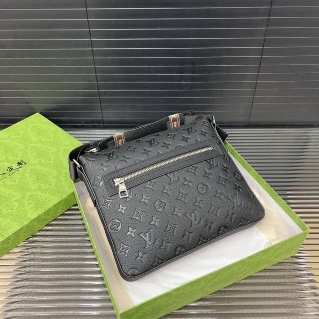 Louisvuitton 路易威登 牛皮单肩包 男包 斜挎包 采用精湛镶嵌细工，经典百搭 实物拍摄 原厂原版面料 高端品质 配送防尘袋 23 X 25Cm。