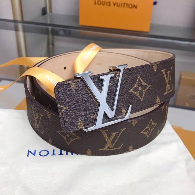 最高版本，实物拍摄 批 Louis Vuitton 路易威登皮带 宽度:40Mm 专柜同款男士时尚款 驴家经典老花 双面腰带将 Damier Ebene 帆布和 - 点击图像关闭