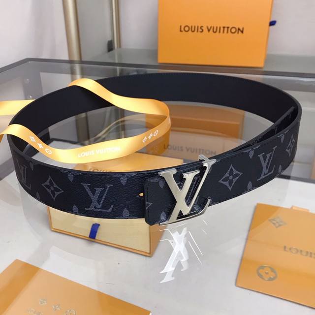 最高版本，实物拍摄 批 Louis Vuitton 路易威登皮带 宽度:40Mm 专柜同款男士时尚款 驴家经典款黑花 此款双面腰带以标志性的银色钌金Lv Ini