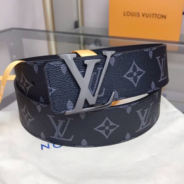 最高版本，实物拍摄 批 Louis Vuitton 路易威登皮带 宽度:40Mm 专柜同款男士时尚款 驴家经典款黑花 此款双面腰带以标志性的暗色钌金Lv Ini