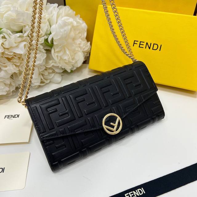 Fendi 2601颜色 黑色尺寸 19*10.5*3.5 Fendi 专柜同步，可肩背专柜品质顶级进口牛皮 海外订制钥匙扣五金 做工油边精湛 - 点击图像关闭