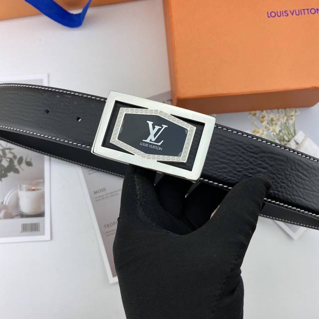 配全套包装礼盒 路易威登 Lv 男士双面皮腰带38Mm 双面进口花纹皮压制。可双面使用 专柜走线 搭配新款包头扣扣。