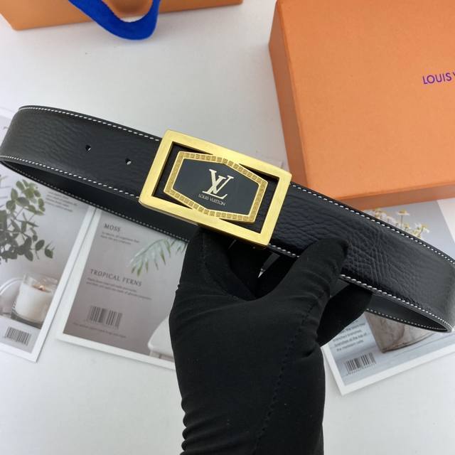 配全套包装礼盒 路易威登 Lv 男士双面皮腰带38Mm 双面进口花纹皮压制。可双面使用 专柜走线 搭配新款包头扣扣。