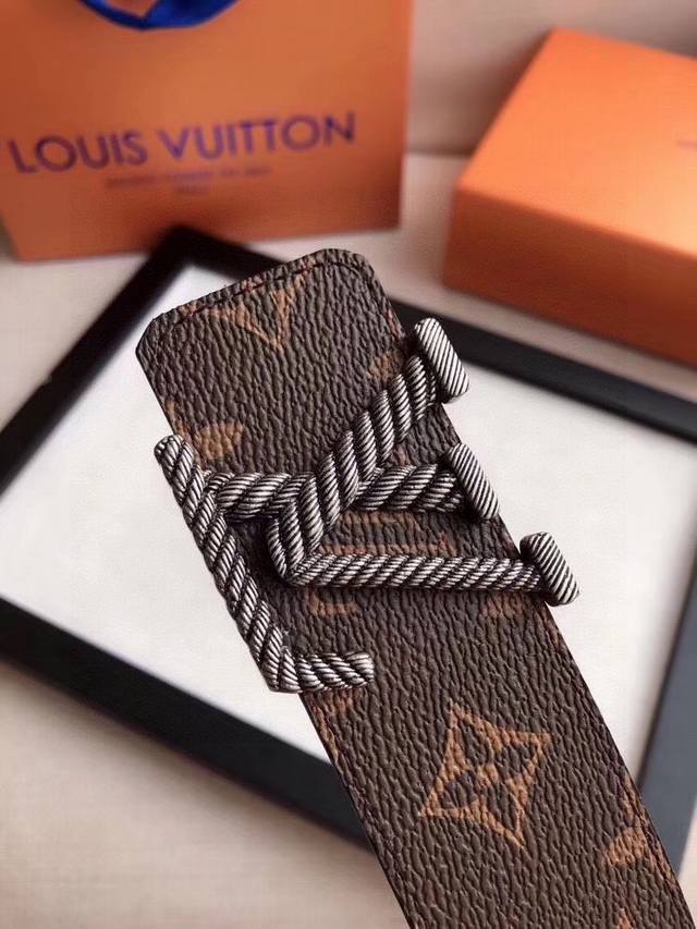 路易威登 Louisvuitton Lv Initiales 原单进口帆布老花腰带，宽40毫米.内衬皮底。搭配官网新款不锈钢扣.商务休闲服装造型的完美搭配。永恒