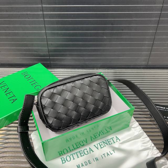 Bottega Veneta 葆蝶家 手工编织 多功能两用男士相机包 单肩包 斜挎包 采用精湛镶嵌细工，经典百搭 实物拍摄 原厂原版面料 配送防尘袋 礼盒 20