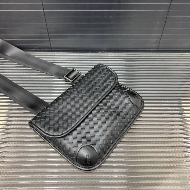 Bottega Veneta 葆蝶家 手工编织男士腰包 单肩包 斜挎包 经典百搭 实物拍摄 原厂原版面料 配送防尘袋 24 X 16 Cm。