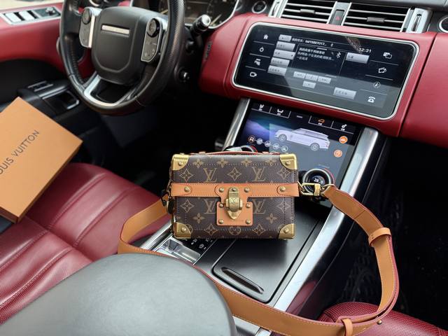 高端货 新款 “ Louis Vuitton ”Lv单肩包 路易威登邮差包 M11535 Louis Vuitton Trunk 锁扣开合可拆卸肩带 Monog - 点击图像关闭