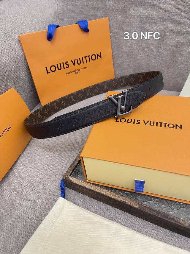 Lv 路易威登 3.0Cm双面腰带 专柜品质双面进口小牛皮,可双面使用.纯铜五金扣。配件深受品牌辉煌的经典设计所影响，得以重新诠释 支持专柜芯片防伪感应验证