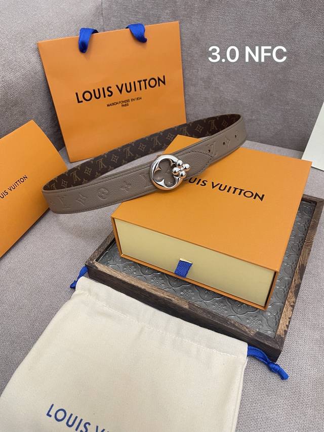 Lv 路易威登 3.0Cm双面腰带 专柜品质双面进口小牛皮,可双面使用.纯铜五金扣。配件深受品牌辉煌的经典设计所影响，得以重新诠释 支持专柜芯片防伪感应验证