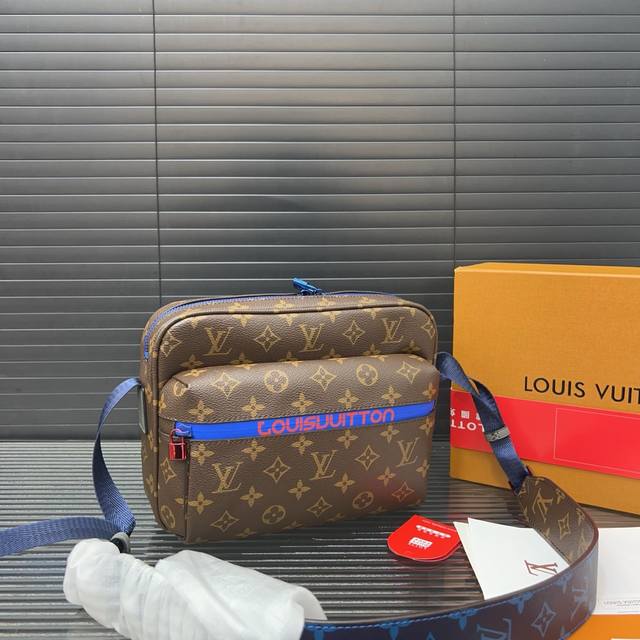 Louisvuitton 路易威登 Outdoor 邮差包 男女通用单肩斜挎包 经典百搭 实物拍摄 原厂原版面料 配送防尘袋 飞机礼盒 25 X 18 Cm。