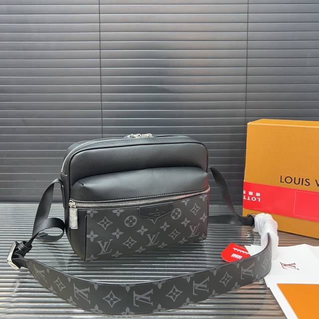 Louisvuitton 路易威登 Outdoor 邮差包 男女通用单肩斜挎包 经典百搭 实物拍摄 原厂原版面料 配送防尘袋 飞机礼盒 25 X 18 Cm。