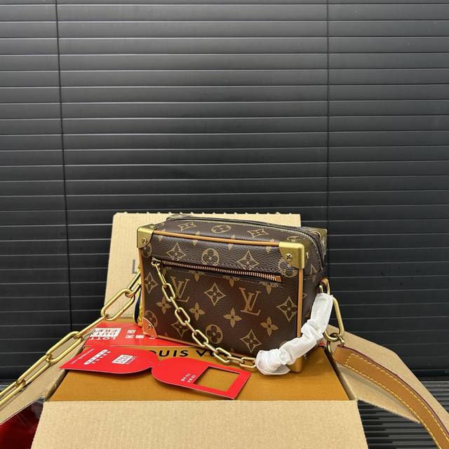 Louisvuitton 路易威登 原版老花系列 Mini Soft Trunk压花 链条盒子包 小方包 男女通用斜挎包 小箱子 实物拍摄 原厂原版面料 防尘袋 - 点击图像关闭