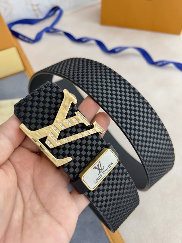 品名：Lv..路易..威登原单腰带 皮带 型号：挂扣，经典镶钻纯钢质扣头，图片实物拍摄 材料：双面头层牛皮，挂扣系列，纯钢材质扣头，钯镀电镀工艺五金永不掉色。经