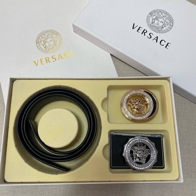 Versace精品款 ☆双扣礼盒套装 含礼盒 专柜有售 范思哲专柜在售正品 此款采用头层牛皮制作 走线油边细致 正品开模 搭配仿铜扣经久耐用、3.8Cm规格 送