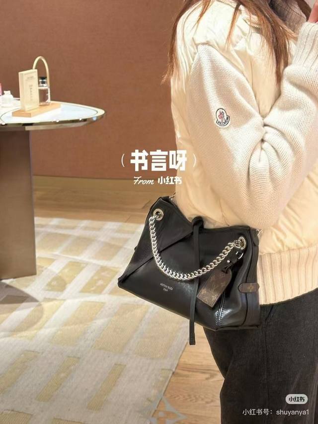 全套包装 Lv 黑武士 Carryall 男生也能背的全新Carryall 男生背也超好看特别是这种随性的一个风格加上羊皮的一个光滑柔软的质感真的一绝，女生背就 - 点击图像关闭