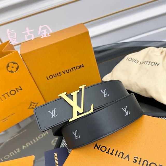 本款 Lv Initiales Blason 40 毫米双面腰带诠释创意总监 Pharrell Williams 对品牌传统与摩登风尚的热忱。柔软皮革外层点缀的