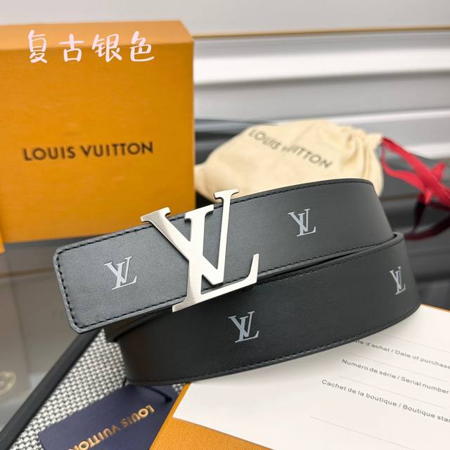 本款 Lv Initiales Blason 40 毫米双面腰带诠释创意总监 Pharrell Williams 对品牌传统与摩登风尚的热忱。柔软皮革外层点缀的