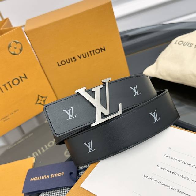 本款 Lv Initiales Blason 40 毫米双面腰带诠释创意总监 Pharrell Williams 对品牌传统与摩登风尚的热忱。柔软皮革外层点缀的