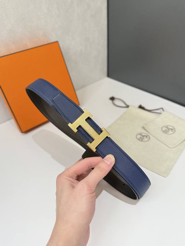 爱马仕 HermèS 男款腰带以其精湛的工艺、高品质的材料和经典的设计而备受推崇，是男士时尚配饰中的顶级选择。最具标志性的设计是带有“H”标志的扣头，简约大气且