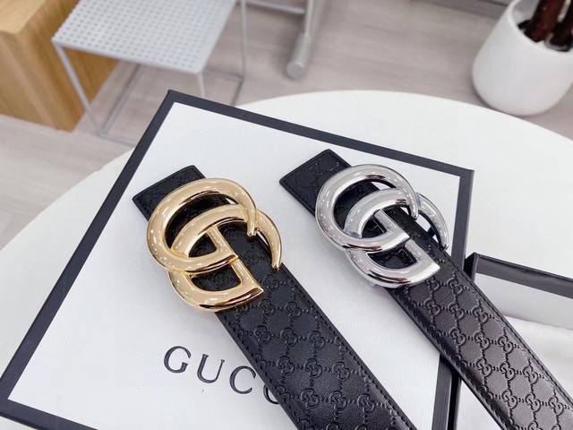 Gucci 男女通用款 古奇皮带新款互扣式G带扣深受品牌辉煌的70年代经典设计所影响，得以重新诠释。安放于织纹纯皮腰带之上。正品一致的吊牌全套包装 配纸袋 礼品 - 点击图像关闭