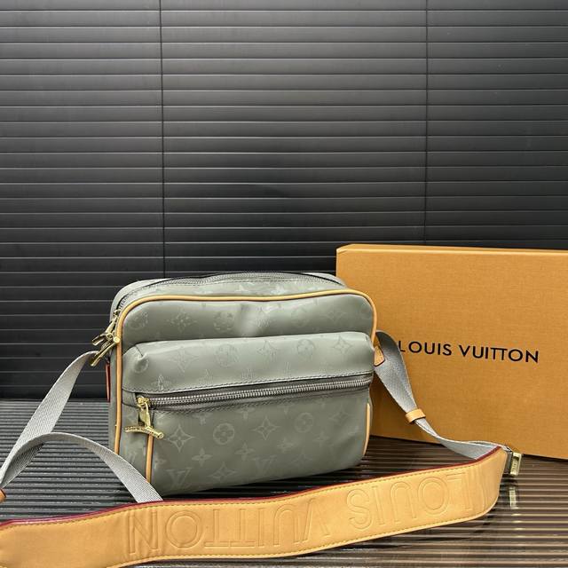 Louisvuitton 路易威登 Outdoor 镭射邮差包 男女通用单肩斜挎包 经典百搭 实物拍摄 原厂原版面料 配送防尘袋 礼盒 25 X 18 Cm。