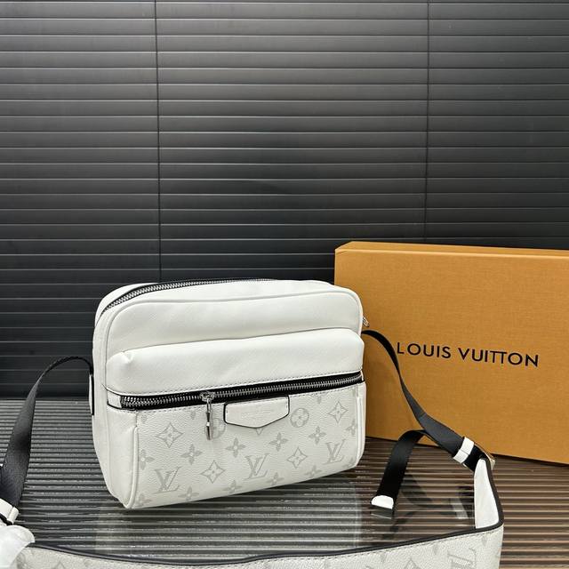 Louisvuitton 路易威登 Outdoor 邮差包 男女通用单肩斜挎包 经典百搭 实物拍摄 原厂原版面料 配送防尘袋 礼盒 25 X 18 Cm。