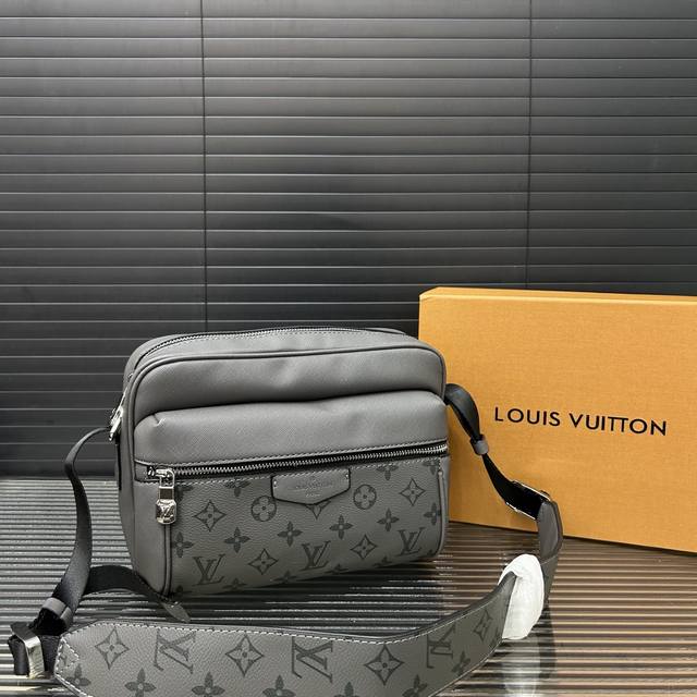 Louisvuitton 路易威登 Outdoor 邮差包 男女通用单肩斜挎包 经典百搭 实物拍摄 原厂原版面料 配送防尘袋 礼盒 25 X 18 Cm。