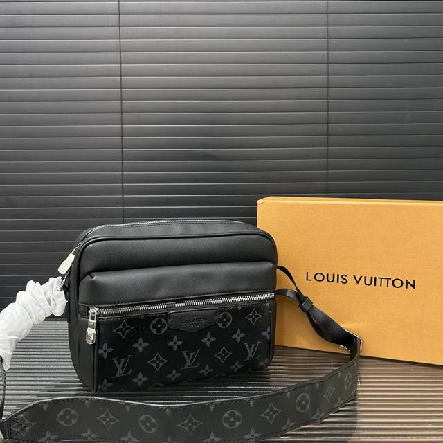 Louisvuitton 路易威登 Outdoor 邮差包 男女通用单肩斜挎包 经典百搭 实物拍摄 原厂原版面料 配送防尘袋 礼盒 25 X 18 Cm。