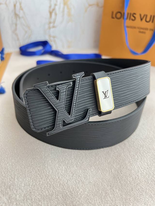 品名： Lv..路易..威登腰带皮带原单 型号：挂扣，经典纯钢材质挂扣，头层牛皮，实物拍摄 材料：头层牛皮，挂扣系列，纯钢材质扣头，钯镀电镀工艺永不掉色。原版头