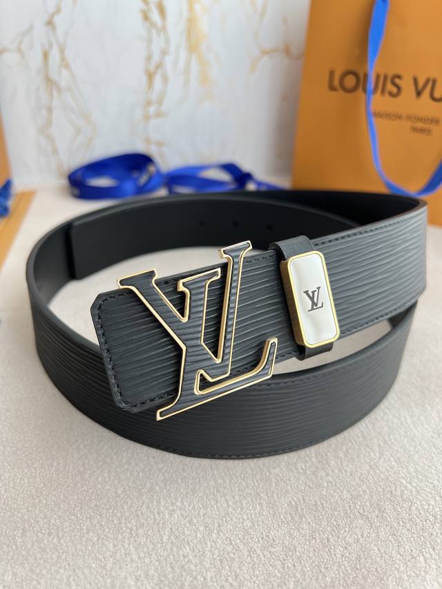 品名： Lv..路易..威登腰带皮带原单 型号：挂扣，经典纯钢材质挂扣，头层牛皮，实物拍摄 材料：头层牛皮，挂扣系列，纯钢材质扣头，钯镀电镀工艺永不掉色。原版头