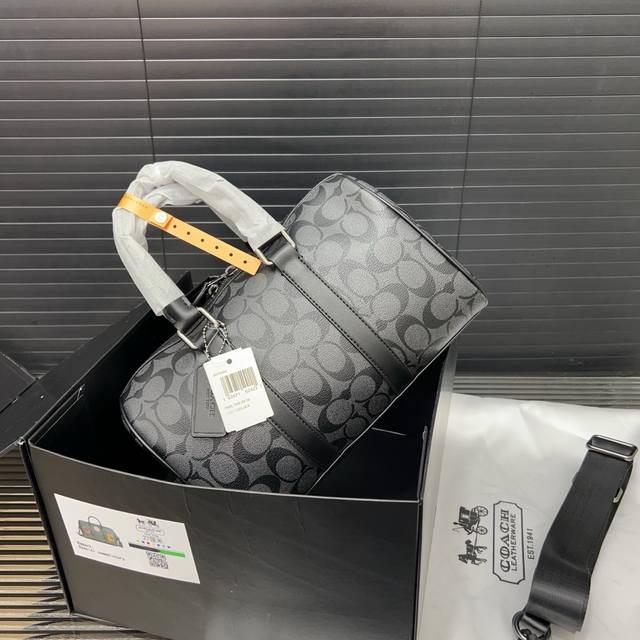 Coach 蔻驰 Venturer Duffle 27 经典老花拉链开合 标志性涂层帆布拼光滑小牛皮 旅行包 波士顿圆桶包 单肩斜挎包 经典Logo搭配原厂工艺