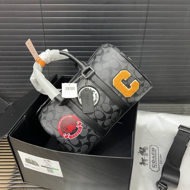 Coach 蔻驰 Venturer Duffle 27 经典老花拉链开合 标志性涂层帆布拼光滑小牛皮 旅行包 波士顿圆桶包 单肩斜挎包 经典Logo搭配原厂工艺