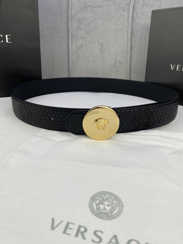 宽度4.0 Cm Versace 范思哲 此款原版皮带饰有Versace品牌标志：3D美杜莎皮带扣，这也是Palazzo系列的一部分。