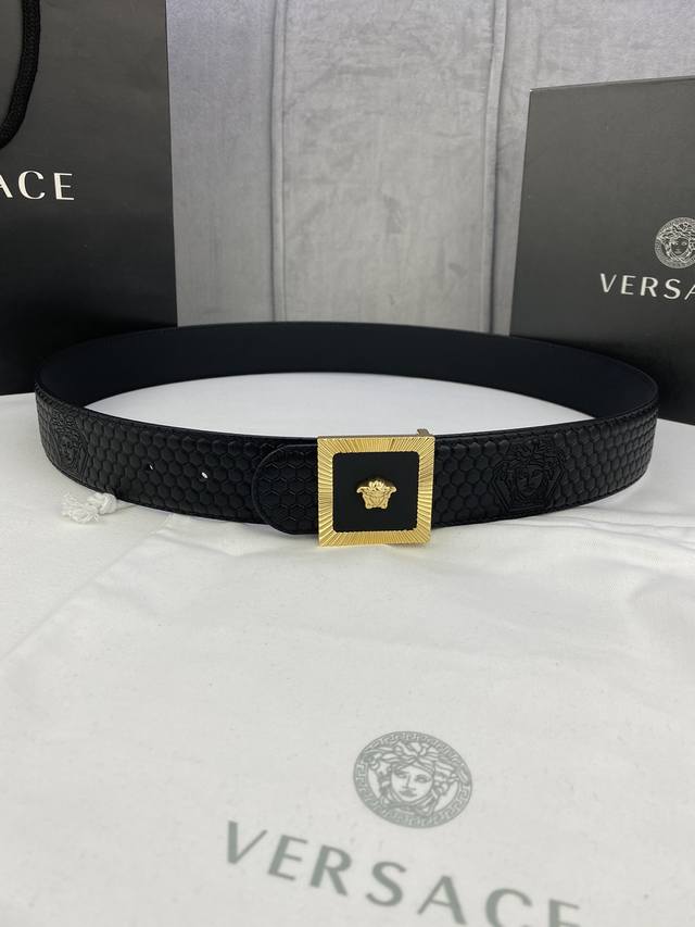 宽度4.0 Cm Versace 范思哲 此款原版皮带饰有Versace品牌标志：3D美杜莎皮带扣，这也是Palazzo系列的一部分。