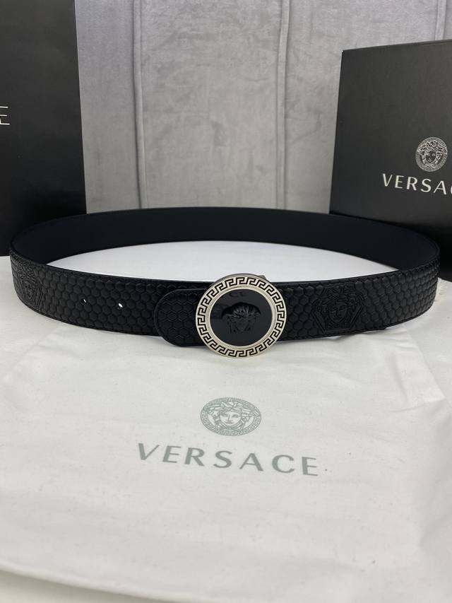 宽度4.0 Cm Versace 范思哲 此款原版皮带饰有Versace品牌标志：3D美杜莎皮带扣，这也是Palazzo系列的一部分。